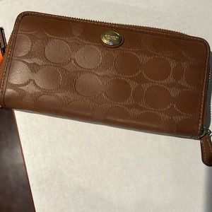 Leather Coach Monogram tan wallet. Double zip. excellent condition🔥